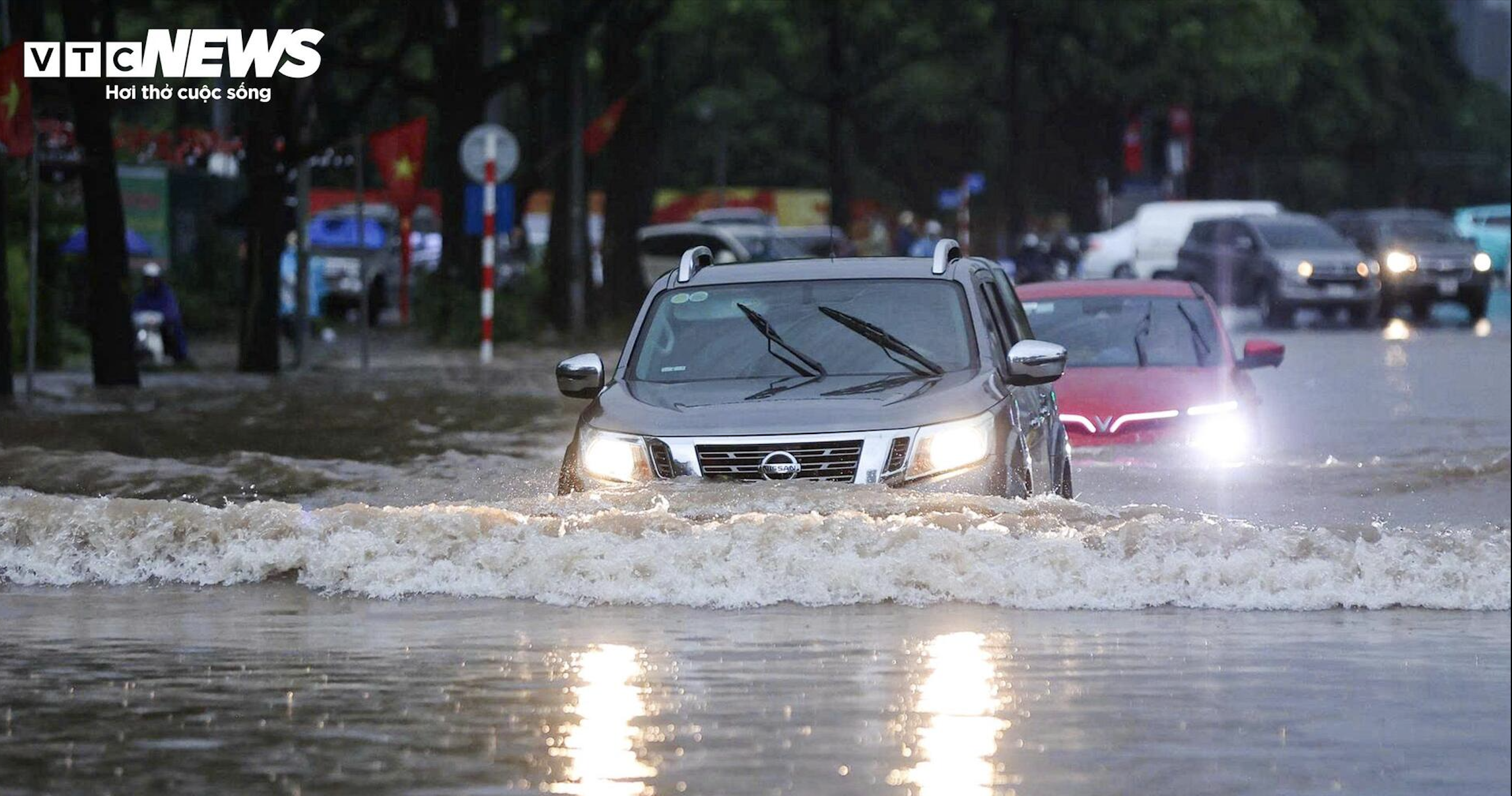大雨の後、ハノイの交通は大混乱、ドライバーは冠水した道路に車を放置