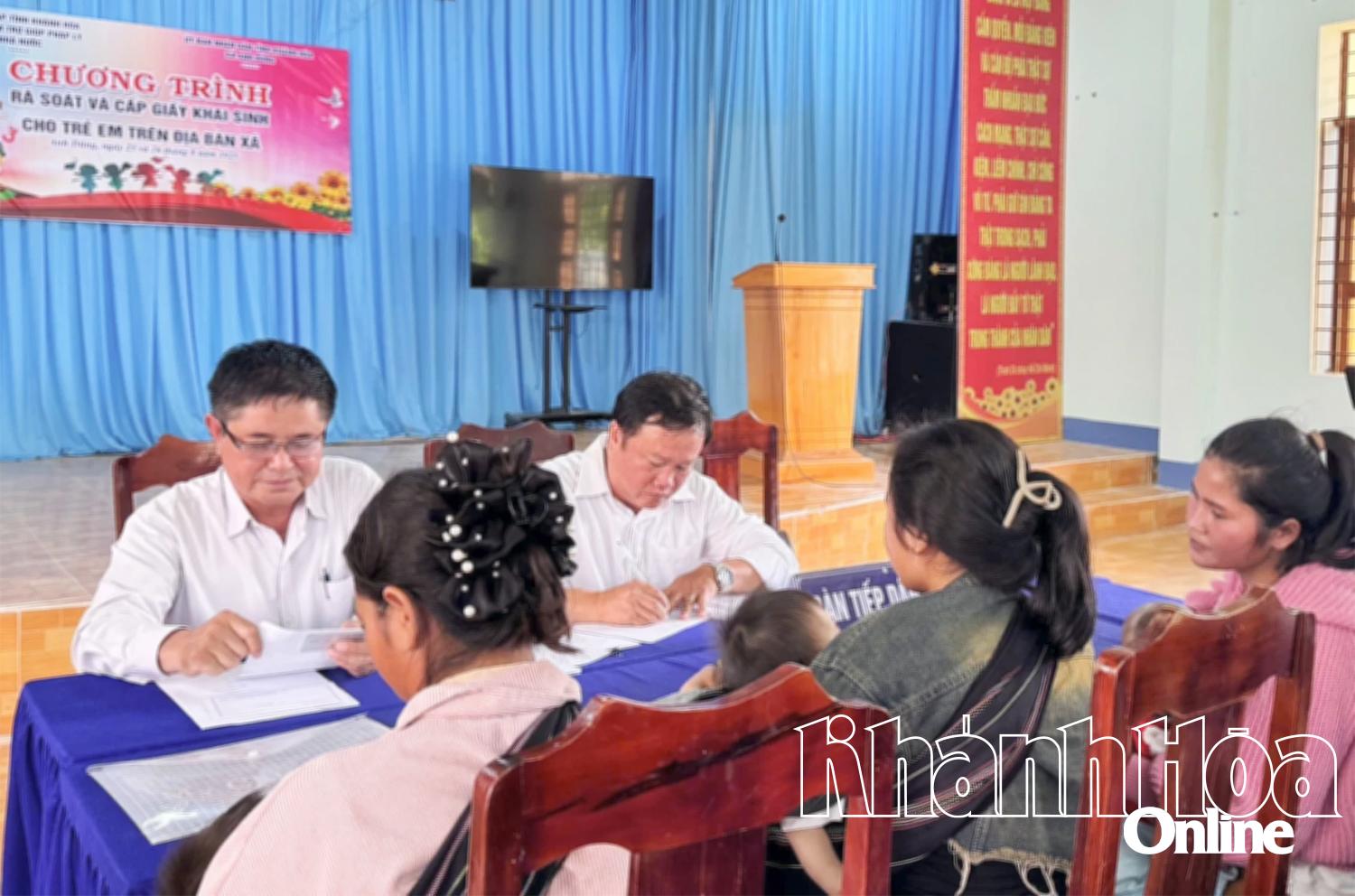 តុលាការ - មន្ត្រីអត្រានុកូលដ្ឋានជួយប្រជាជនក្នុងការចុះឈ្មោះកំណើតនៃកូនរបស់ពួកគេ។