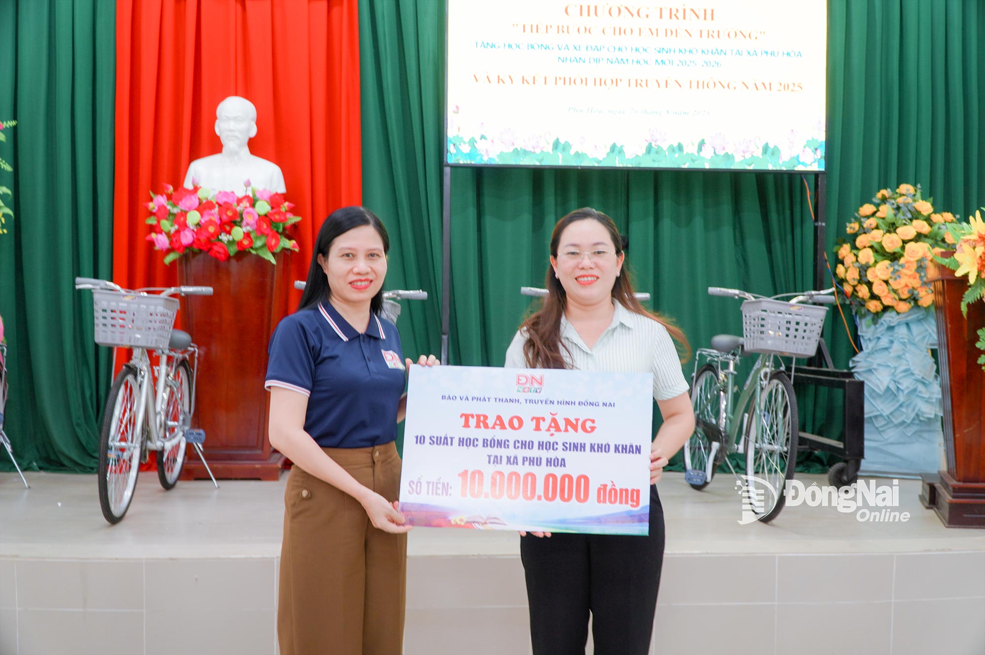 ថ្នាក់​ដឹក​នាំ​កាសែត វិទ្យុ និង​ទូរទស្សន៍ Dong Nai ប្រគល់​អាហារូបករណ៍​១០​កន្លែង​ដល់​សិស្ស​នៅ​ឃុំ Phu Hoa។ រូបថត៖ Thanh Nhan