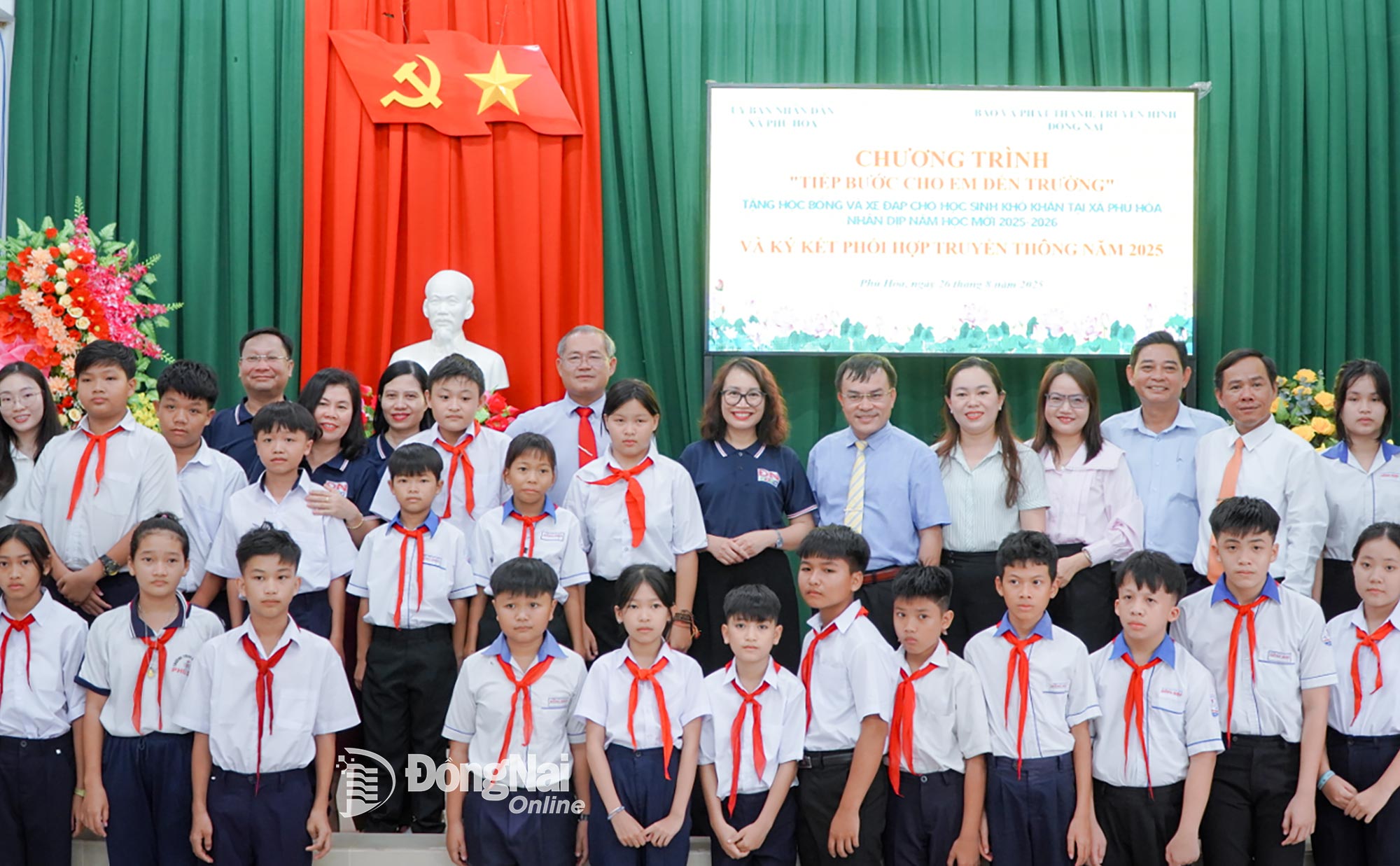 ថ្នាក់ដឹកនាំកាសែត វិទ្យុ និងទូរទស្សន៍ Dong Nai និងថ្នាក់ដឹកនាំឃុំ Phu Hoa បានថតរូបជាមួយសិស្សានុសិស្សដែលទទួលបានកង់ និងអាហារូបករណ៍។ រូបថត៖ Thanh Nhan 