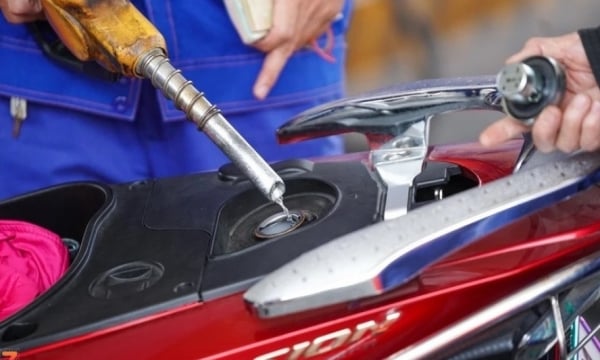 La raison pour laquelle le ministère de l'Industrie et du Commerce a proposé que toutes les voitures et motos utilisent de l'essence E10 à partir de 2026