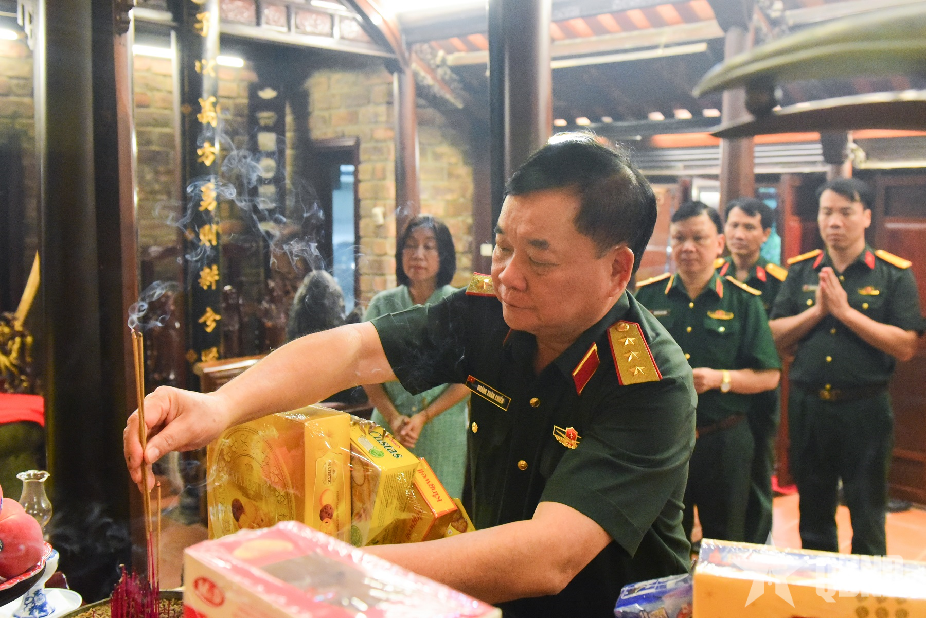 ឧត្តមសេនីយឯក Hoang Xuan Chien អុជធូបគោរពវិញ្ញាណក្ខន្ធ នាយឧត្តមសេនីយ៍ Nguyen Chi Thanh និងឧត្តមសេនីយឯក Nguyen Chi Vinh
