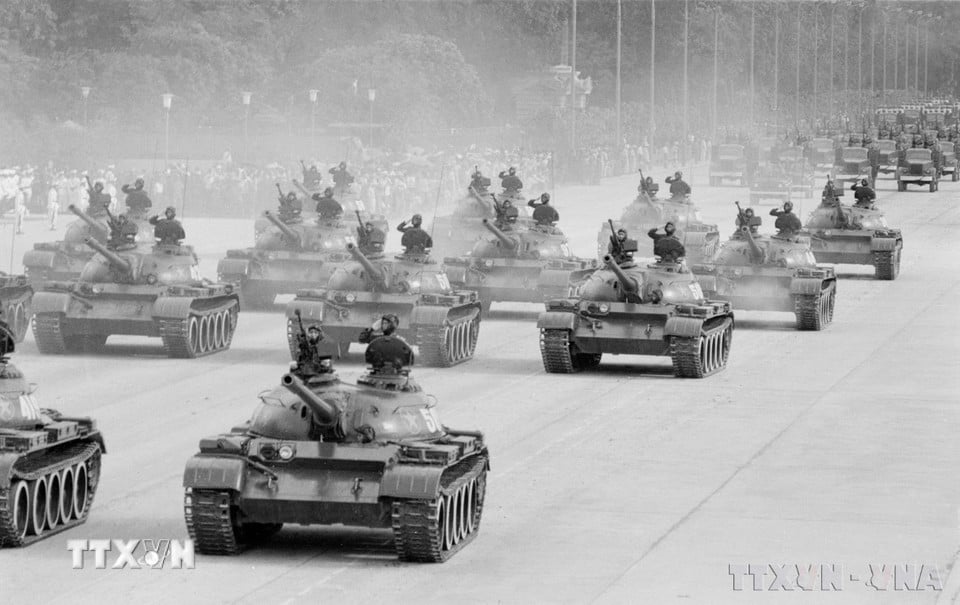 1975년 9월 2일 건국을 기념하는 퍼레이드의 인상적인 순간들