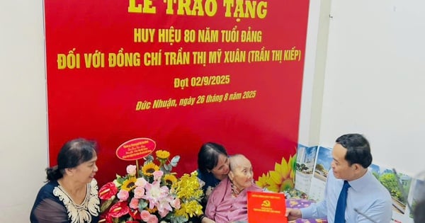 นาย Tran Luu Quang เลขาธิการพรรคคนใหม่ประจำนครโฮจิมินห์ มอบป้ายสมาชิกพรรคครบรอบ 80 ปี ให้กับสมาชิกพรรคที่มีอายุครบ 100 ปี