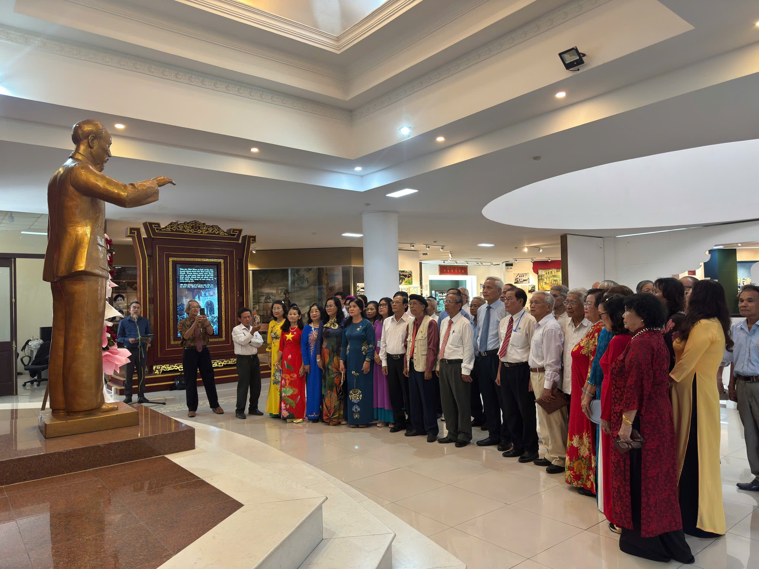 Le club de poésie Huong Giang répand l'amour de la patrie à travers la poésie