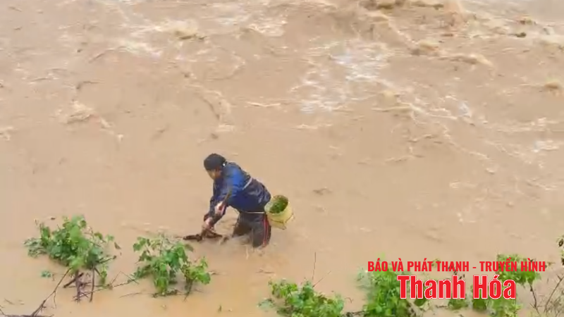 ប្រជាពលរដ្ឋ​មួយ​ចំនួន​នៅ​ឃុំ​យ៉ង់ថាង ហ៊ាន​ភ្លៀង​ធ្លាក់​ទឹក​លិច​ទៅ​មាត់​ទន្លេ​ចាប់​ត្រី។