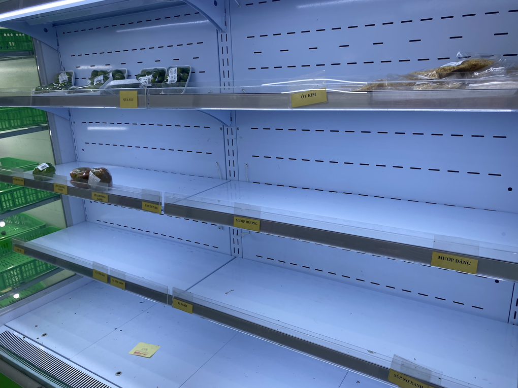 Mưa ngập sâu ở Hà Nội, nhiều siêu thị cháy hàng rau xanh - 1