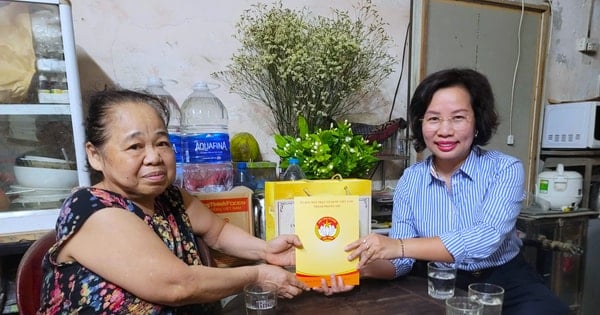 Comrade Bui Huyen Mai presents gifts to outstanding individuals in Ba Dinh ward