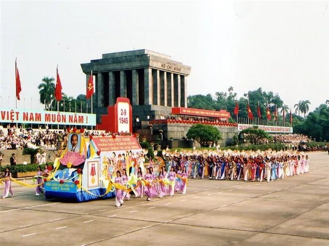 Hàng ngàn người thuộc các lực lượng quân đội, công an, ngành Thể dục thể thao, Văn hóa nghệ thuật và quần chúng nhân dân đã tham dự Lễ diễu binh, diễu hành kỷ niệm 60 năm Cách mạng Tháng Tám và Quốc khánh nước Cộng hòa XHCN Việt Nam