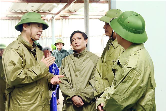 ឧបនាយករដ្ឋមន្ត្រី Tran Hong Ha ចែករំលែក និងលើកទឹកចិត្តប្រជាជន Ha Tinh ដែលរងគ្រោះដោយព្យុះលេខ ៥