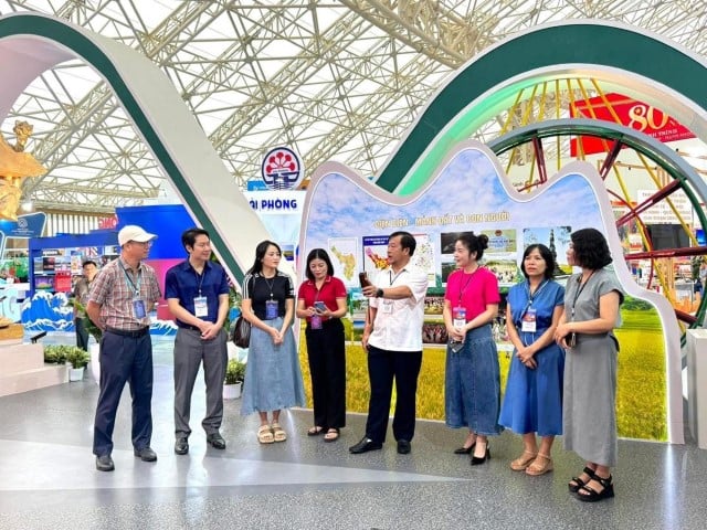 Provincial leaders inspect the progress of the Dien Bien Exhibition booth - Building together, striving for development