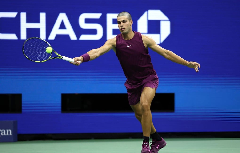 Alcaraz bất ngờ xuống tóc, khởi đầu nhanh tại US Open - 2