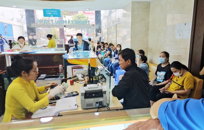 Người dân xếp hàng mua vàng SJC khi giá lập đỉnh ở TP HCM - Ảnh 2.