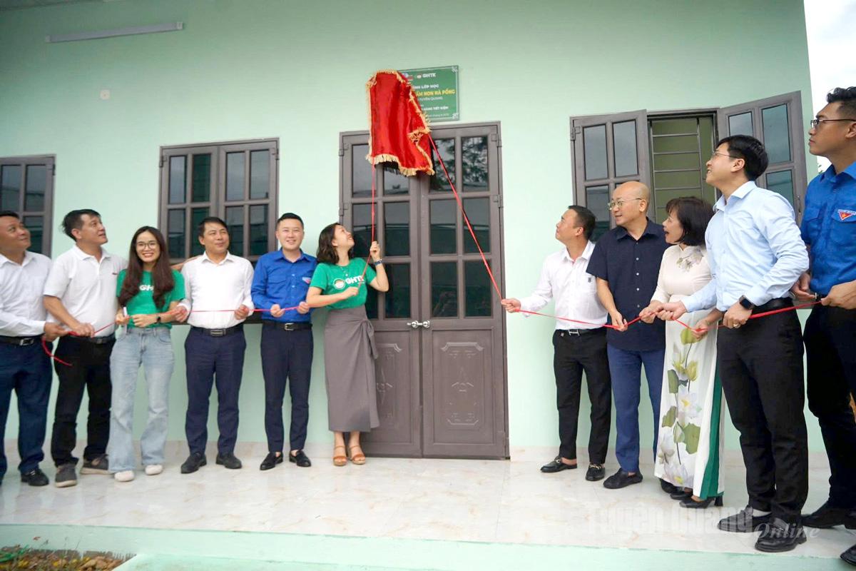Delegierte nahmen an der Einweihung und Übergabe der Klassenzimmer im Na Pong Kindergarten in der Gemeinde Tan My teil.