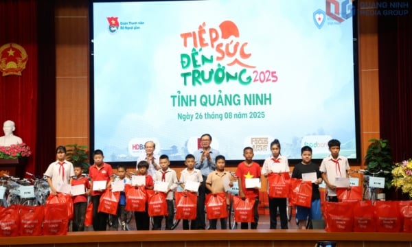 มอบของขวัญ ทุนการศึกษา และสนับสนุนเด็กและนักเรียนพิการที่อยู่ในสถานการณ์ที่ยากลำบาก