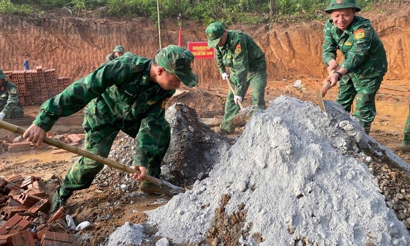 ディエンビエン省の国境警備隊の兵士らが、同省サドゥン村で自然災害の被害を受けた貧困世帯のために家を建てている。