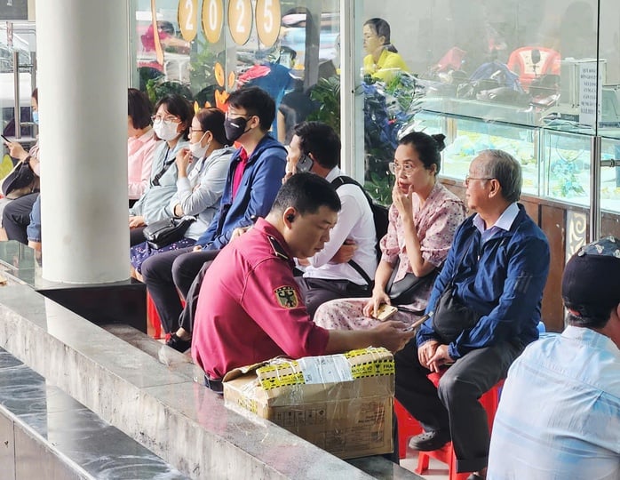 Người dân xếp hàng mua vàng SJC khi giá lập đỉnh ở TP HCM - Ảnh 4.