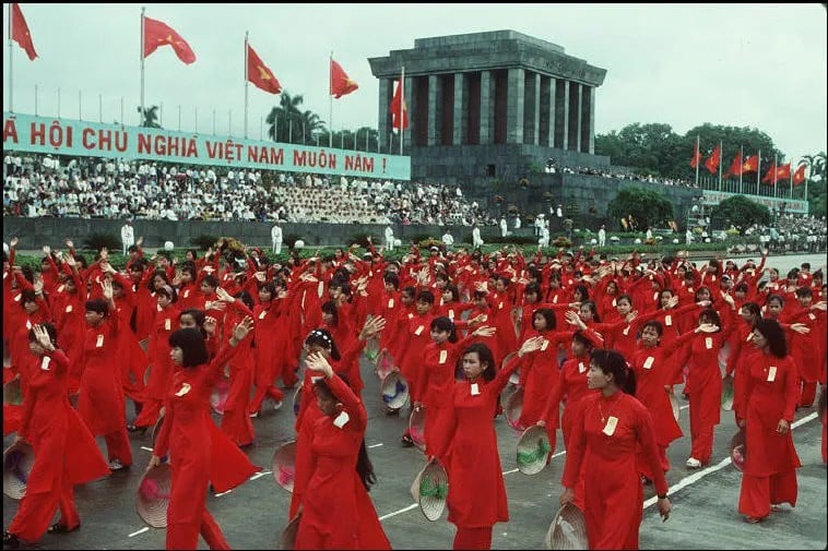 Kỷ niệm Cách mạng tháng Tám thành công và 50 năm ngày Quốc khánh nước Cộng hòa Xã hội Chủ nghĩa Việt Nam.