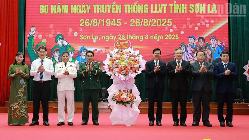លេខាគណៈកម្មាធិការបក្សខេត្ត Son La និងសមមិត្តក្នុងគណៈកម្មាធិការអចិន្ត្រៃយ៍នៃគណៈកម្មាធិការបក្សខេត្ត បានជូនកម្រងផ្កាអបអរសាទរកងកម្លាំងប្រដាប់អាវុធខេត្ត Son La។