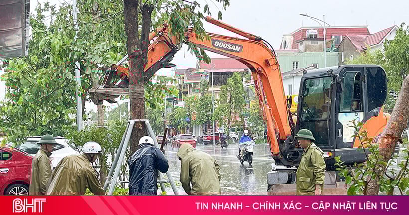 « Sauver » les arbres après la tempête n° 5 dans la zone urbaine centrale de Ha Tinh