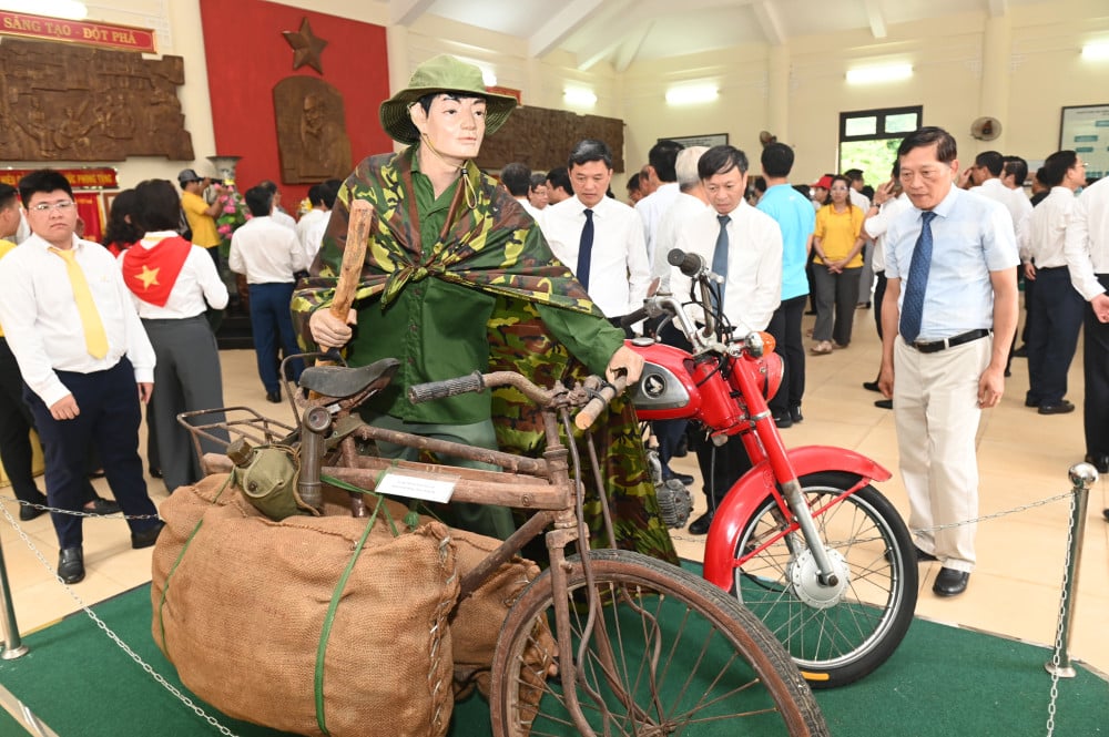 Các đại biểu đoàn công tác Bộ KH&CN tham quan mô hình hoạt động giao bưu vận trong Nhà truyền thống Khu Căn cứ Ban GBV và Ban TTLL TWCMN