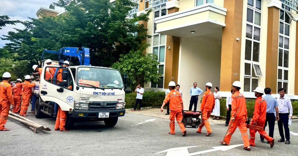 EVNCPCは、労働者とエンジニアを動員し、ハティン省の嵐第5号後の電力網の復旧を支援している。