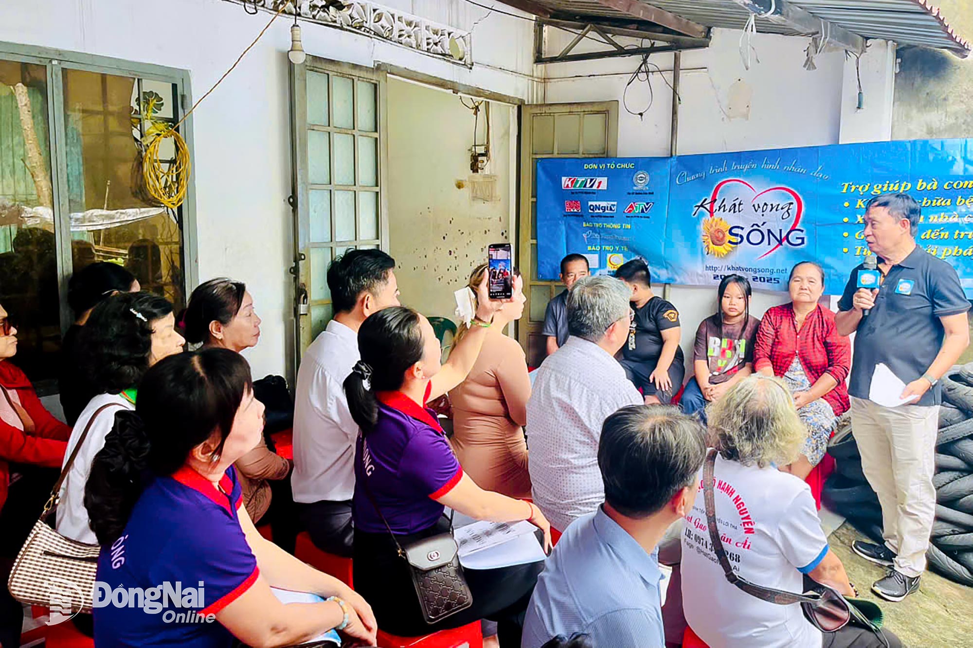 លោក Nguyen Duc Tien ប្រធានគណៈកម្មាធិការរៀបចំកម្មវិធី “សេចក្តីប្រាថ្នាដើម្បីរស់” ភ្ជាប់ចិត្តសប្បុរស ចែករំលែកជាមួយគ្រួសារលោកស្រី Huynh Thi Chi។ រូបថត៖ Phu Quy