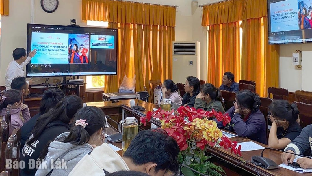 Song Hinh Commune advises workers to work abroad