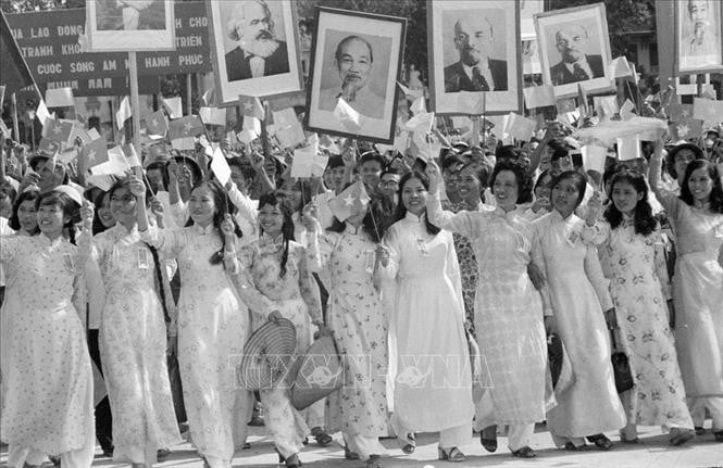 Ngày 2/9/1975, hơn 40 vạn nhân dân Thủ đô cùng lực lượng vũ trang tham dự mít tinh, diễu binh, diễu hành kỷ niệm 30 năm thành lập nước Việt Nam Dân chủ Cộng hòa.