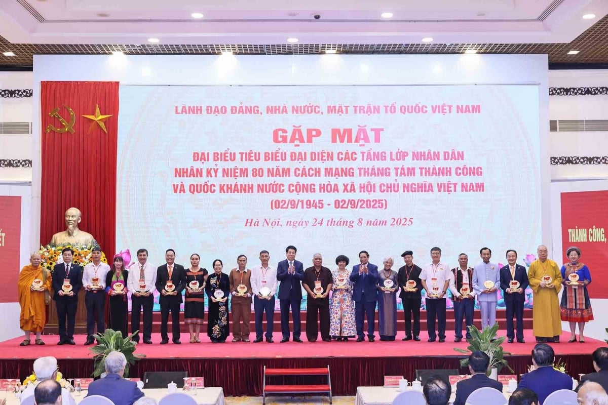 Businessman Do Quang Hien honored for his contributions to the community
