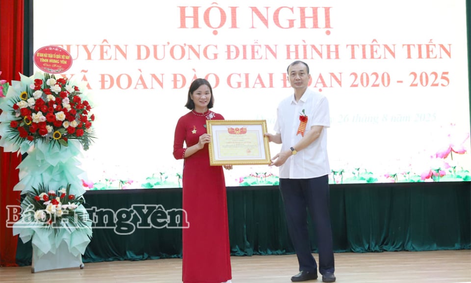 ឃុំដាវ៖ សរសើរសមូហភាព និងបុគ្គលជឿនលឿនចំនួន ១៩ នាក់។