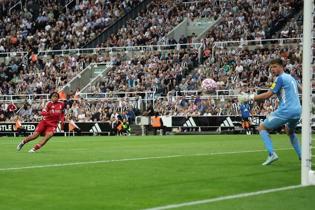 Thần đồng 16 tuổi nối gót Wayne Rooney, phá kỷ lục Premier League - 1