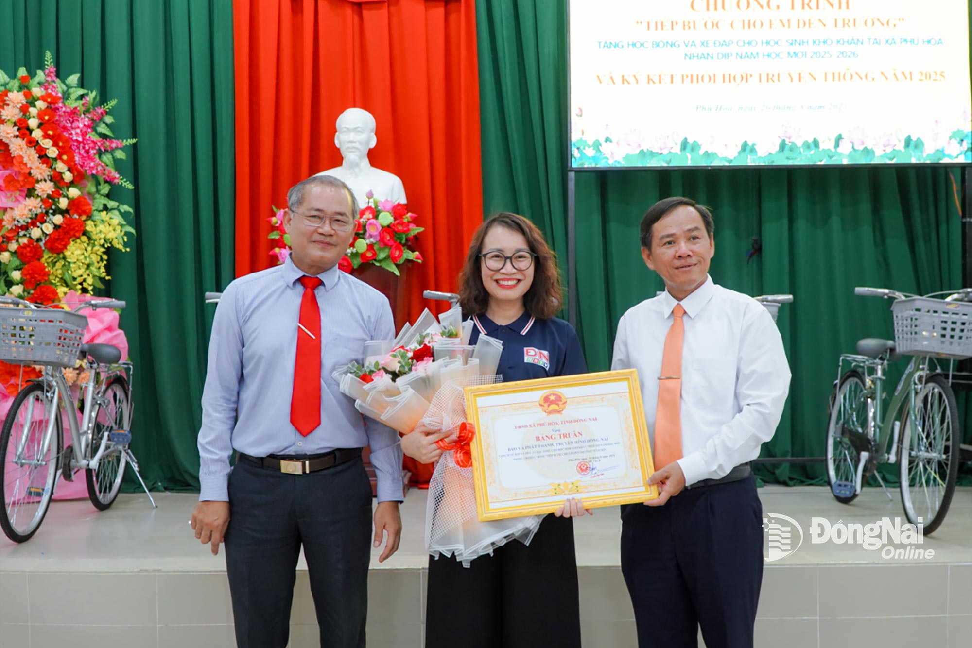 ថ្នាក់ដឹកនាំគណៈកម្មាធិការបក្ស ក្រុមប្រឹក្សាប្រជាជន និងគណៈកម្មាធិការប្រជាជនឃុំ Phu Hoa ប្រគល់ប័ណ្ណថ្លែងអំណរគុណដល់ថ្នាក់ដឹកនាំកាសែត វិទ្យុ និងទូរទស្សន៍ Dong Nai។ រូបថត៖ Thanh Nhan 