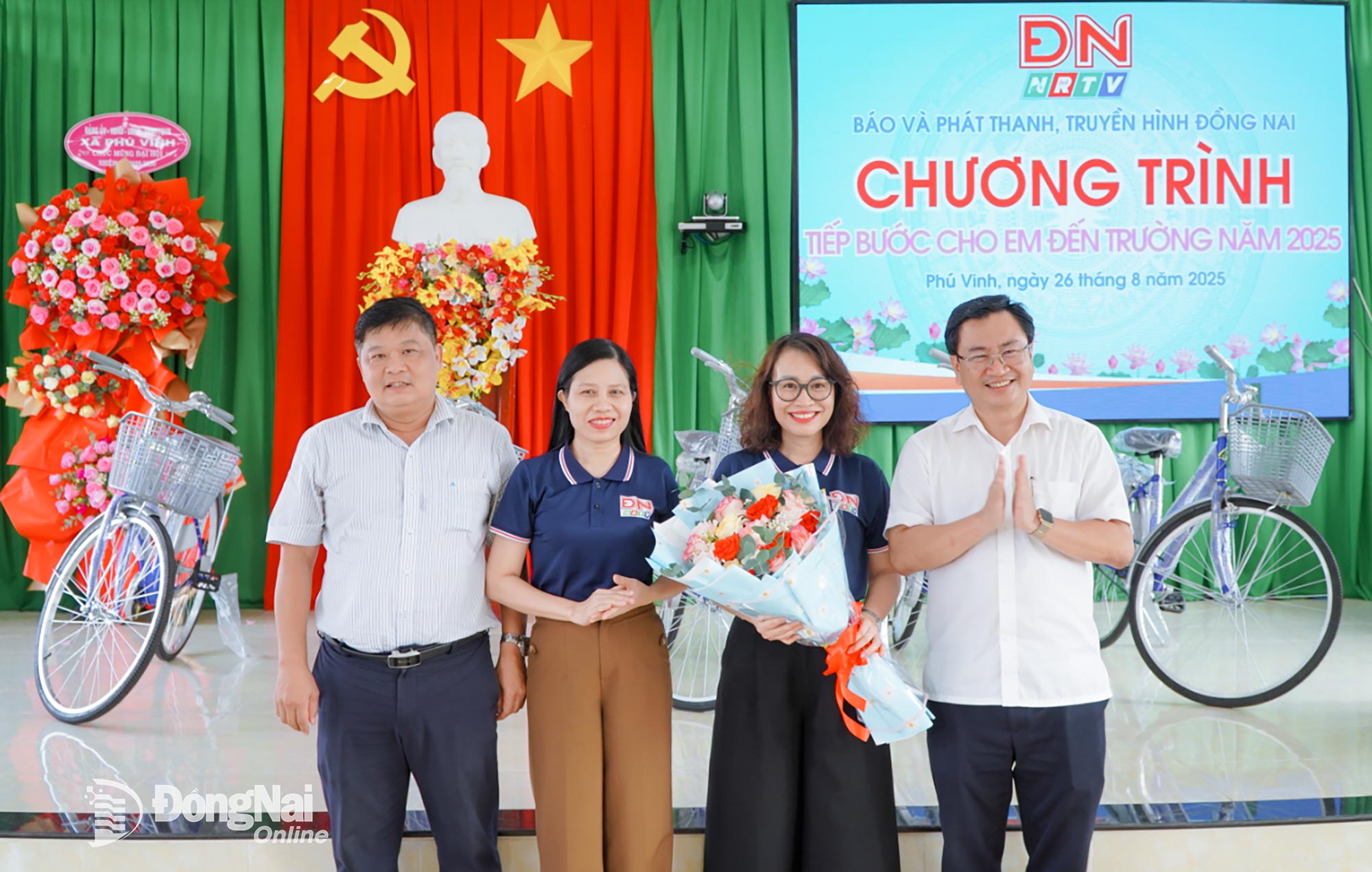 ថ្នាក់ដឹកនាំគណៈកម្មាធិការបក្ស ក្រុមប្រឹក្សាប្រជាជន និងគណៈកម្មាធិការប្រជាជនឃុំ Phu Vinh ជូនកម្រងផ្កាថ្លែងអំណរគុណចំពោះថ្នាក់ដឹកនាំកាសែត និងវិទ្យុ និងទូរទស្សន៍ Dong Nai។ រូបថត៖ Thanh Nhan