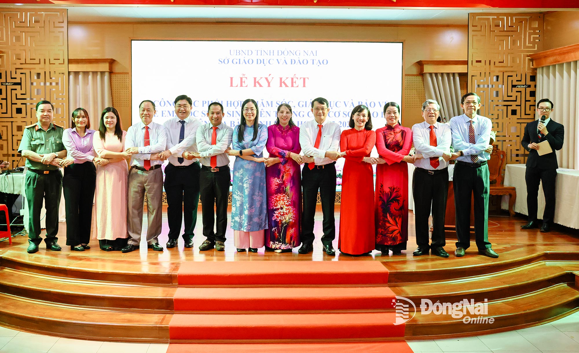 Các đại biểu và đại diện các sở, ban, ngành bắt tay sau lễ ký kết quy chế phối hợp giáo dục học sinh, sinh viên năm học 2025-2026. Ảnh: Công Nghĩa
