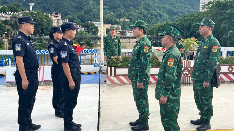 Das gemeinsame Patrouillenkommando traf sich an der Grenzlinie am internationalen Grenzübergang Lao Cai und tauschte Informationen aus.