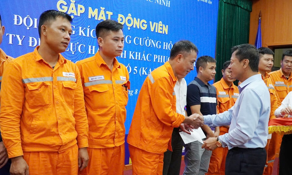 Электроэнергетическая компания Bac Ninh отправляет аварийную бригаду в провинцию Хатинь для устранения проблем с электроснабжением после шторма № 5