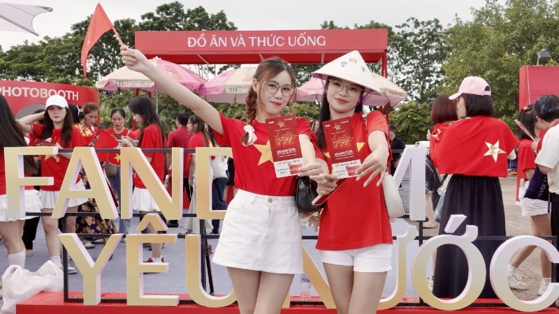 เยาวชนเช็คอินที่บูธ Patriotic Fandom พร้อมบัตรชมรายการ “มาตุภูมิในดวงใจ” (ภาพ: คณะกรรมการจัดงาน)