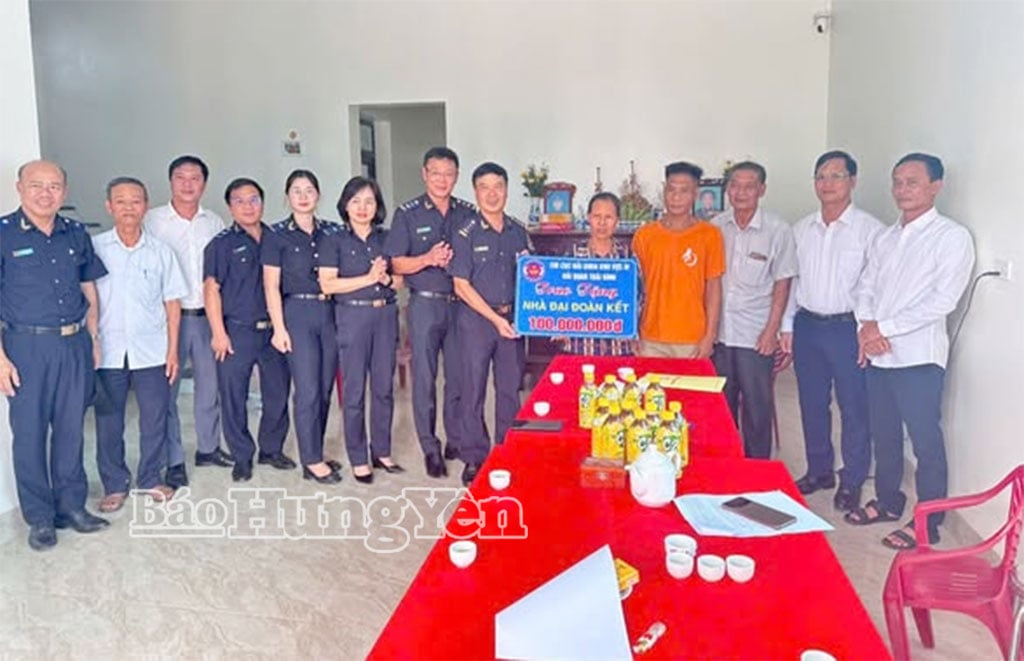 គណៈកម្មាធិការរណសិរ្សមាតុភូមិវៀតណាមនៃឃុំ Long Hung និងតំណាងថ្នាក់ដឹកនាំសាខាគយតំបន់ទី៤ បានប្រគល់ផ្ទះសាមគ្គីជូនគ្រួសារលោក Dang Van Phong។