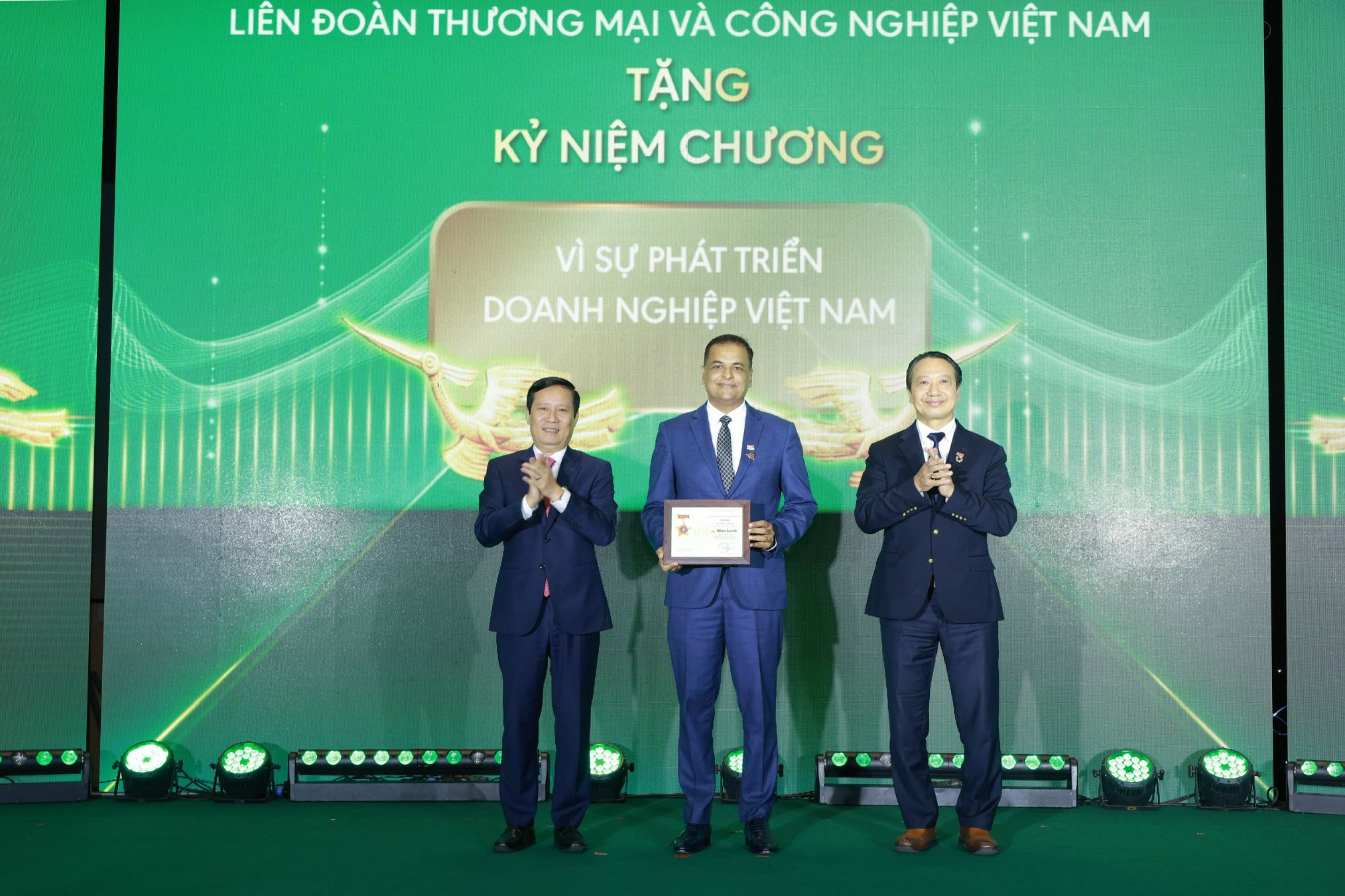 Ông Phạm Tấn Công, Chủ tịch VCCI trao tặng Kỷ niệm chương “Vì sự phát triển doanh nghiệp Việt Nam” cho Tổng giám đốc Nestlé Việt Nam Binu Jacob. Ảnh CTV