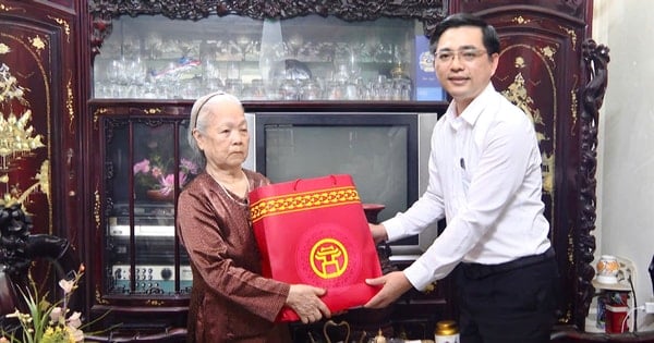 Die Gemeinde Thanh Tri besucht herausragende Familien und überreicht ihnen Geschenke