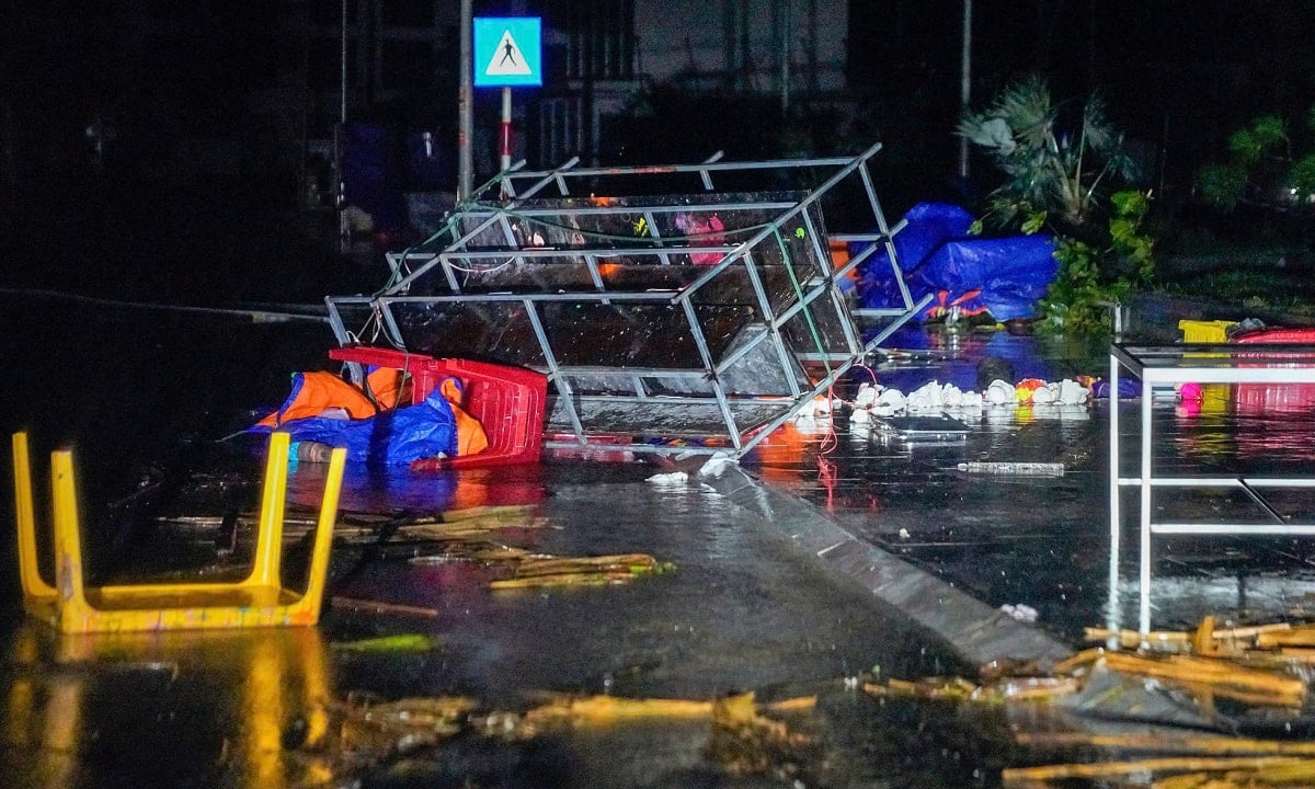 Магазины и дома разрушены ураганом номер 5