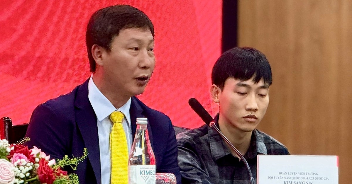 El entrenador Kim Sang Sik está buscando jugadores vietnamitas talentosos en el extranjero para el equipo nacional.