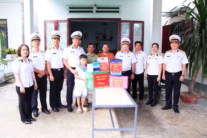 Lữ đoàn 162 tặng quà, động viên con đỡ đầu vào năm học mới- Ảnh 2.
