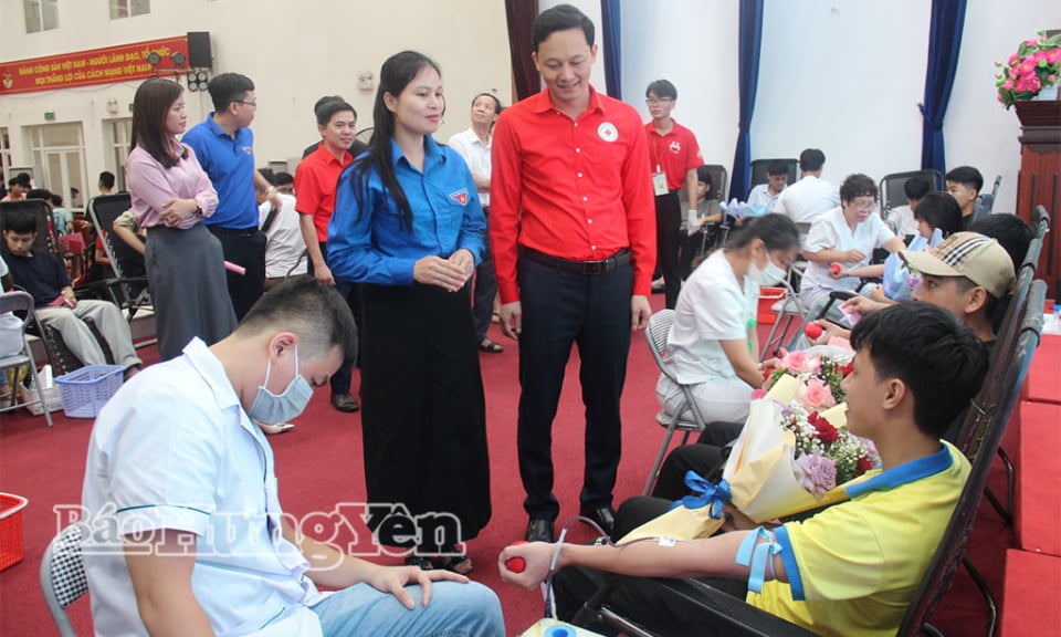 ពិធីបុណ្យបរិច្ចាគឈាមស្ម័គ្រចិត្តនៅសាកលវិទ្យាល័យ Hung Yen នៃការអប់រំបច្ចេកទេស