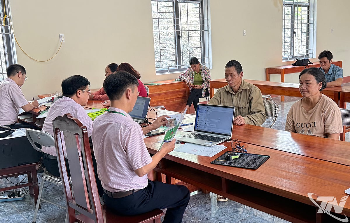 វគ្គប្រតិបត្តិការបន្ថែមនៃការិយាល័យប្រតិបត្តិការធនាគារគោលនយោបាយសង្គម Bach Thong បញ្ចេញប្រាក់កម្ចីទិញផ្ទះភ្លាមៗសម្រាប់គ្រួសារក្រីក្រ។