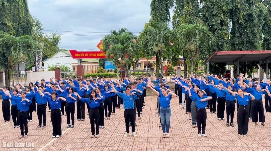 Hoa Phu commune group dances Flashmob Youth Dance.