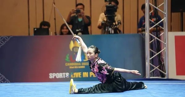 La joueuse Duong Thuy Vi et ses coéquipières assistent au Championnat du monde de Wushu 2025