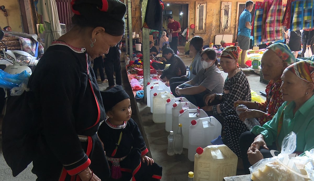 Dãy hàng bán rượu ngô tại chợ.