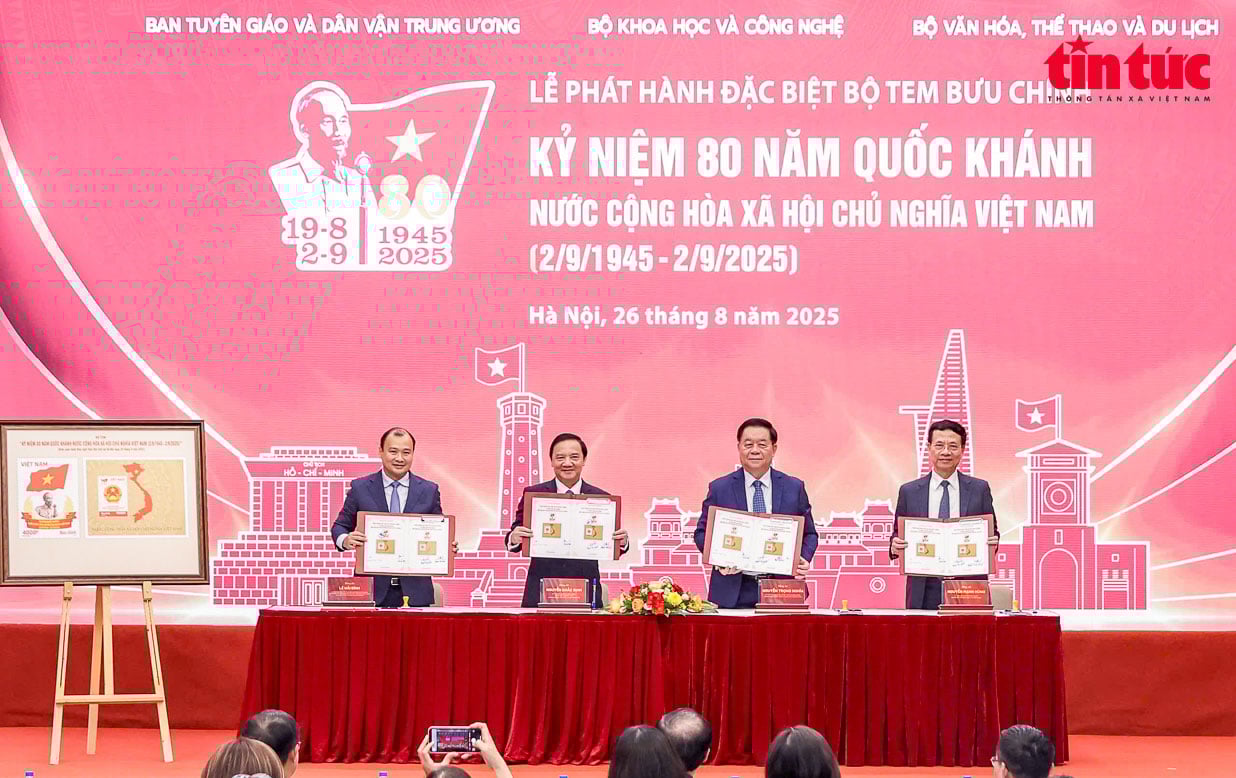 Các đại biểu thực hiện nghi thức ký bìa phát hành đặc biệt bộ tem và đóng dấu lưu niệm.